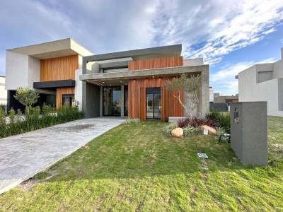 Casa em Condomínio 4 dormitórios em Xangri-lá | Ref.: 1975